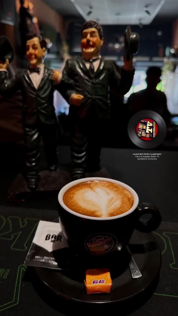 Šoljica kafe u toplom ambijentu Art caffe